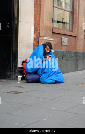 Nottingham, UK. 21. Dezember 2013. Mitglied der öffentlichen Haltestellen Komfort Obdachlosen auf den Straßen von Nottingham Stadtzentrum, als Weihnachts-Einkäufer vorbeiziehen. Bildnachweis: Ian Francis/Alamy Live-Nachrichten Stockfoto