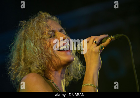 Zoe Schwarz mit blauen Aufregung am 2013 Tenby Blues Festival, Wales, UK Stockfoto