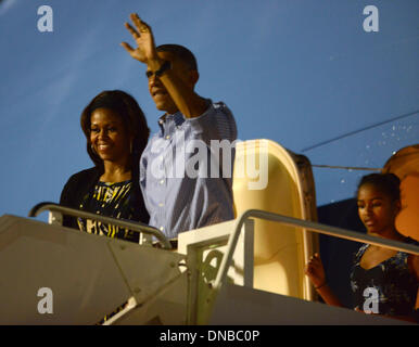 Honolulu, Hawaii, USA. 20. Dezember 2013. Die erste Familie, US-Präsident Barack Obama und First Lady Michelle Obama, Malia Obama ankommen auf gemeinsamer Basis Pearl Harbor-Hickam in Honolulu, Hawaii am 20. Dezember 2013 für ihren Winterurlaub.  Bildnachweis: Dpa picture Alliance/Alamy Live News Stockfoto