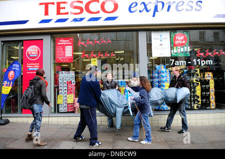 Nottingham, UK. 21. Dezember 2013. Was ein Wal Demonstranten außerhalb Tesco express Shop Nottingham Stadtzentrum entfernt. Ein Pottwal starb nach 59 verschiedene Arten von Kunststoff in Höhe von 17kg Müll schlucken. Die meisten davon war Kunststofffolien verwendet von den Lieferanten der Supermärkte wie Carrefour, Tesco und Aldi Tomaten wachsen. Bildnachweis: Ian Francis/Alamy Live-Nachrichten Stockfoto