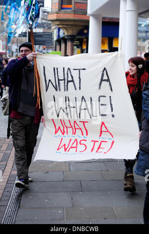 Nottingham, UK. 21. Dezember 2013. Was ein Wal Demonstranten außerhalb Tesco express Shop Nottingham Stadtzentrum entfernt. Ein Pottwal starb nach 59 verschiedene Arten von Kunststoff in Höhe von 17kg Müll schlucken. Die meisten davon war Kunststofffolien verwendet von den Lieferanten der Supermärkte wie Carrefour, Tesco und Aldi Tomaten wachsen. Bildnachweis: Ian Francis/Alamy Live-Nachrichten Stockfoto