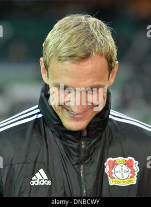 Bremen, Deutschland. 21. Dezember 2013. Leverkusens Trainer Sami Hyypia vor dem deutschen Bundesliga-Spiel zwischen Werder Bremen und Bayer Leverkusen im Weserstadion in Bremen, Deutschland, 21. Dezember 2013. Foto: CARMEN JASPERSEN (Achtung: aufgrund der Akkreditierungsrichtlinien die DFL nur erlaubt die Veröffentlichung und Nutzung von bis zu 15 Bilder pro Spiel im Internet und in Online-Medien während des Spiels.) / Dpa/Alamy Live News Stockfoto