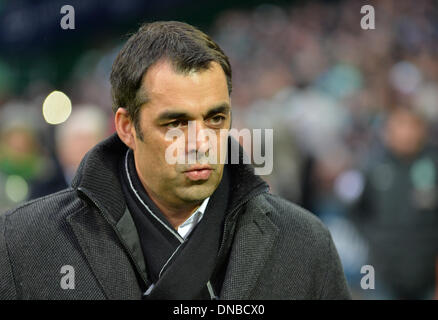 Bremen, Deutschland. 21. Dezember 2013. Bremens Trainer Robin Dutt vor dem deutschen Bundesliga-Spiel zwischen Werder Bremen und Bayer Leverkusen im Weserstadion in Bremen, Deutschland, 21. Dezember 2013. Foto: CARMEN JASPERSEN (Achtung: aufgrund der Akkreditierungsrichtlinien die DFL nur erlaubt die Veröffentlichung und Nutzung von bis zu 15 Bilder pro Spiel im Internet und in Online-Medien während des Spiels.) / Dpa/Alamy Live News Stockfoto