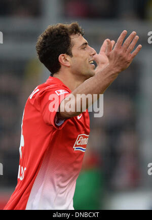 Fußball Bundesliga 17. Spieltag: SC Freiburg - Hannover 96 bin 21.12.2013 Im Mage Solar Stadion in Freiburg (Baden-Württemberg). Admir Mehmedi von Freiburg Bejubelt Seinen 1:0-Treffer. Foto: Patrick Seeger/Dpa (Wichtiger Hinweis: Aufgrund der Akkreditierungsbestimmungen der DFL ist Die Publikation Und Weiterverwertung Im Internet Und in Online-Medien Studienabschnitte des phonen Auf Insgesamt Fünfzehn Bilder pro Spiel Begrenzt.) (c) Dpa - Bildfunk Stockfoto