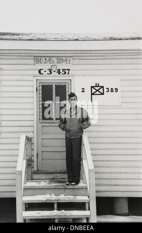 Soldat außen militärische Gebäude, Outdoor Portrait, WWII, US Army Militär Basis, Indiana, USA, 1942 Stockfoto