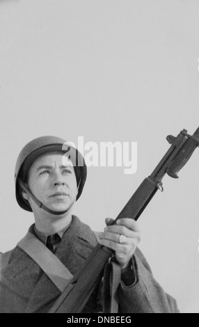 Soldat mit Gewehr, Portrait, WWII, HQ 2nd Battalion, 389th Infanterie, US-Armee militärische Basis, Indiana, USA, 1942 Stockfoto