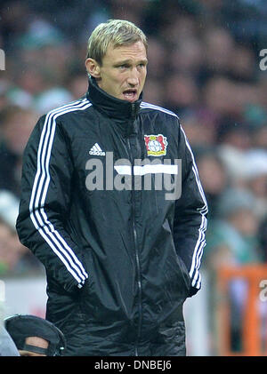 Bremen, Deutschland. 21. Dezember 2013. Leverkusens Sami Hyypia während der Bundesliga-match zwischen Werder Bremen und Bayer Leverkusen im Weserstadion in Bremen, Deutschland, 21. Dezember 2013. Foto: CARMEN JASPERSEN (Achtung: aufgrund der Akkreditierungsrichtlinien die DFL nur erlaubt die Veröffentlichung und Nutzung von bis zu 15 Bilder pro Spiel im Internet und in Online-Medien während des Spiels.) / Dpa/Alamy Live News Stockfoto