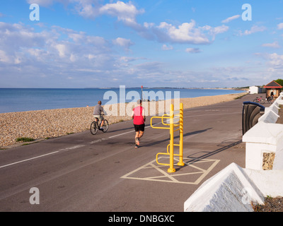 Mann Joggen am Meer entlang der ruhigen Strandpromenade in Serviceleistung, Bognor Regis, West Sussex, England, UK, Großbritannien Stockfoto