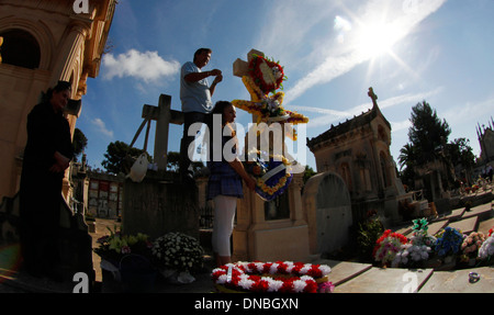 Gräber und Besucher im Palma de Mallorca Friedhof während der Feier des Tages religiöse Festlichkeiten in Spanien gesehen Stockfoto