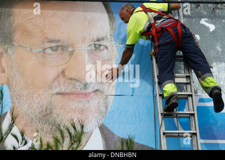 Spaniens Ministerpräsident Mariano Rajoy gesehen auf einem riesigen Plakat in Mallorca, Spanien Stockfoto