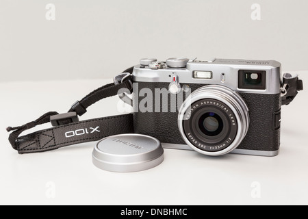 Fujifilm X100 traditionellen Stil Retro-digitale Kompaktkamera mit einem Objektiv mit Festbrennweite. Stockfoto