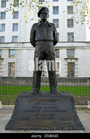 die 1980 Statue des field Marshall Montgomery, Whitehall, England, mit dem Ministerium der Verteidigung im Hintergrund Stockfoto