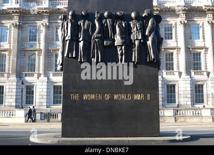 2005-Denkmal für die Frauen des zweiten Weltkriegs, Whitehall, London, England, von Bildhauer Johannes w Mühlen Stockfoto