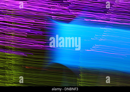 Weihnachtsbeleuchtung in Unschärfe und Farbe - Abstract Background - Linien blau und lila, grün Stockfoto