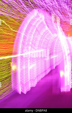 Weihnachtsbeleuchtung in Unschärfe und Farbe - Abstract Background - lila Tunnel Stockfoto
