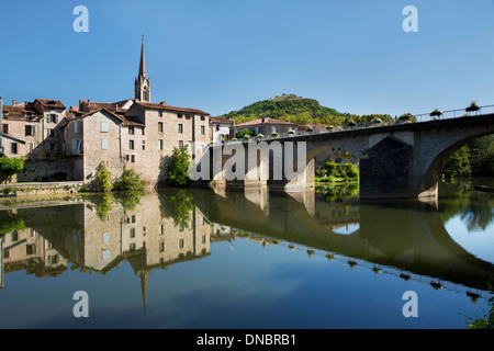 Brücke über den l'Aveyron-Fluss bei Saint Antoinin-Noble-Val in der Mitte des Pyrenäen-Region von Frankreich Stockfoto