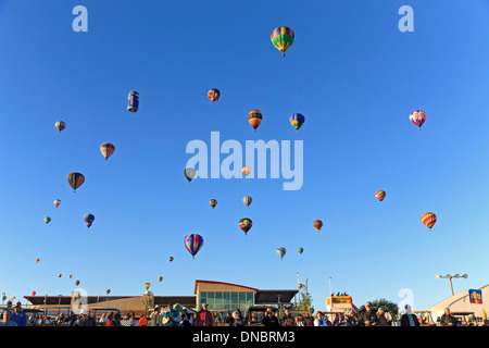 Zuschauer unten heiße Luftballons im Flug, Albuquerque International Balloon Fiesta, Albuquerque, New Mexico, USA Stockfoto