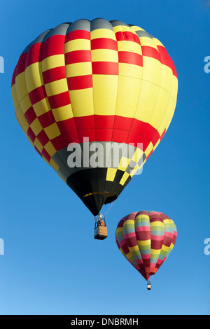 Heißluftballons im Flug, Albuquerque International Balloon Fiesta, Albuquerque, New Mexico USA Stockfoto