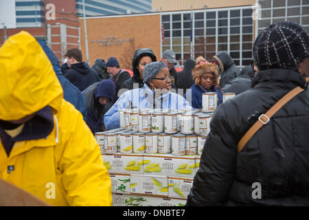 Detroit, Michigan, USA - verpackt In einen kalten Regen, Freiwillige aus örtlichen Gewerkschaften Urlaub Futterboxen für benachteiligte. Die jährliche Veranstaltung verteilt Nahrungsmittel von den Gewerkschaften, rund 900 Familien gekauft. Bildnachweis: Jim West/Alamy Live-Nachrichten Stockfoto