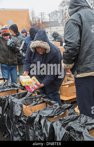 Detroit, Michigan, USA - verpackt In einen kalten Regen, Freiwillige aus örtlichen Gewerkschaften Urlaub Futterboxen für benachteiligte. Die jährliche Veranstaltung verteilt Nahrungsmittel von den Gewerkschaften, rund 900 Familien gekauft. Bildnachweis: Jim West/Alamy Live-Nachrichten Stockfoto