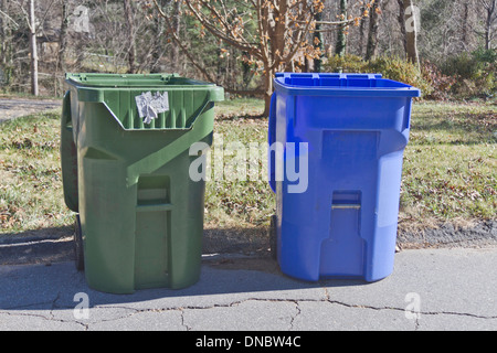 Einen grünen Mülleimer neben einem blauen Papierkorb geleert Sitzen auf der Straße Stockfoto