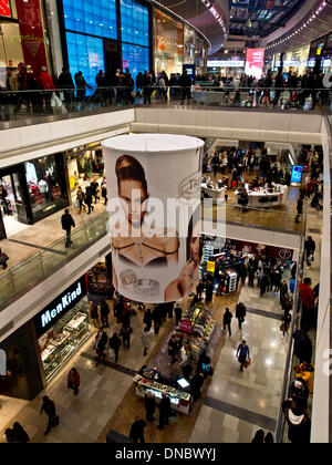 Shopper im riesigen Einkaufszentrum Westfield in Stratford, London, UK, am letzten Wochenende vor Weihnachten Stockfoto