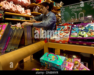 Shopper im Disney Store im riesigen Einkaufszentrum Westfield in Stratford, London, UK, am letzten Wochenende vor Weihnachten Stockfoto