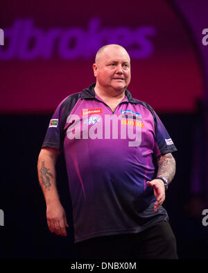 London, UK. 21. Dezember 2013. Andy Hamilton [England] in Aktion gegen Richie Burnett [Wales] während der zweiten Runde an die Ladbrokes World Darts Championships von Alexandra Palace. Bildnachweis: Aktion Plus Sport/Alamy Live-Nachrichten Stockfoto