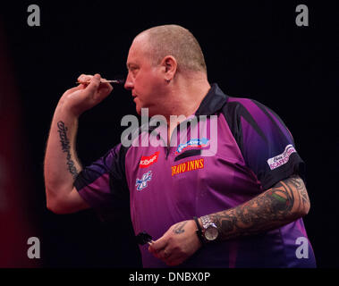 London, UK. 21. Dezember 2013. Andy Hamilton [England] in Aktion gegen Richie Burnett [Wales] während der zweiten Runde an die Ladbrokes World Darts Championships von Alexandra Palace. Bildnachweis: Aktion Plus Sport/Alamy Live-Nachrichten Stockfoto