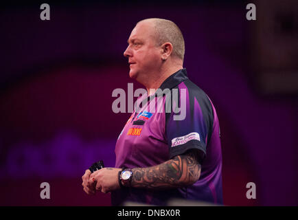 London, UK. 21. Dezember 2013. Andy Hamilton [England] in Aktion gegen Richie Burnett [Wales] während der zweiten Runde an die Ladbrokes World Darts Championships von Alexandra Palace. Bildnachweis: Aktion Plus Sport/Alamy Live-Nachrichten Stockfoto
