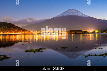 Mt. Fuji in der Abenddämmerung. Stockfoto