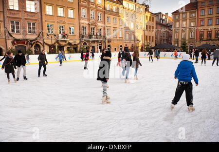 Menschen genießen das Schlittschuhlaufen auf der Eisbahn in der Altstadt Stockfoto