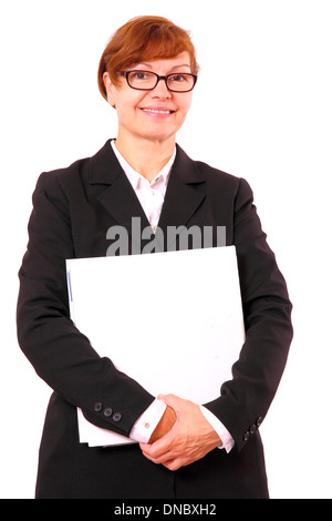 Reife rote kurzhaarige Geschäftsfrau mit weißen Office-Ordner, isoliert Stockfoto