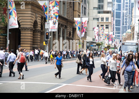 Fußgänger überqueren George Street im Stadtzentrum von Sydney, Australien Stockfoto