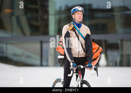 Männliche Radfahrer mit Lieferung Kuriertasche Stockfoto