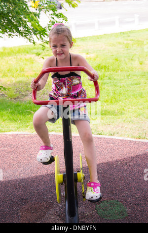 Mädchen Training zu einem Outdoor-Fitness-Park Stockfoto