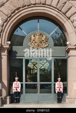 Wachen vor dem Büro des bulgarischen Präsidenten in Sofia, der Hauptstadt von Bulgarien. Stockfoto