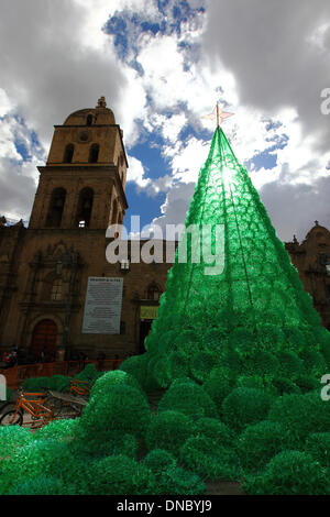 La Paz, Bolivien. Dezember 2013. Ein ökologischer Weihnachtsbaum aus recycelten Plastikflaschen vor der Kirche San Francisco. Der Baum ist über 15 m hoch, enthält ca. 50.000 Flaschen und wurde von der Stadtverwaltung La Paz konzipiert und geplant. Quelle: James Brunker / Alamy Live News Stockfoto