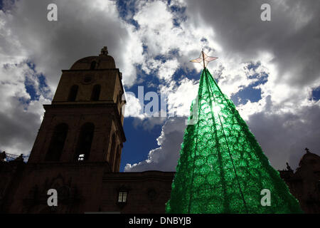 La Paz, Bolivien. Dezember 2013. Ein ökologischer Weihnachtsbaum aus recycelten Plastikflaschen vor der Kirche San Francisco. Der Baum ist über 15 m hoch, enthält ca. 50.000 Flaschen und wurde von der Stadtverwaltung La Paz konzipiert und geplant. Quelle: James Brunker / Alamy Live News Stockfoto