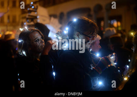 Brighton, UK. 21. Dezember 2013. Tausende von Menschen feiern die Wintersonnenwende bei den brennenden der Uhren-Feier findet in Brighton und Hove, East Sussex, UK. 21.12.13-Credit: Chloe Parker/Alamy Live-Nachrichten Stockfoto