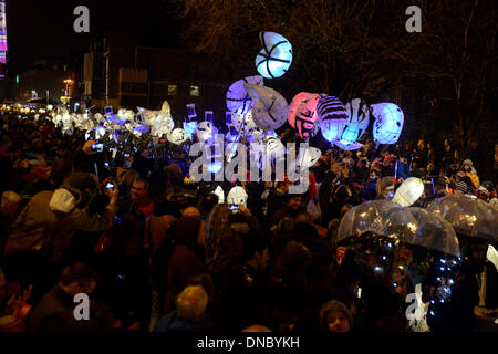 Brighton, UK. 21. Dezember 2013. Tausende von Menschen feiern die Wintersonnenwende bei den brennenden der Uhren-Feier findet in Brighton und Hove, East Sussex, UK. 21.12.13-Credit: Chloe Parker/Alamy Live-Nachrichten Stockfoto