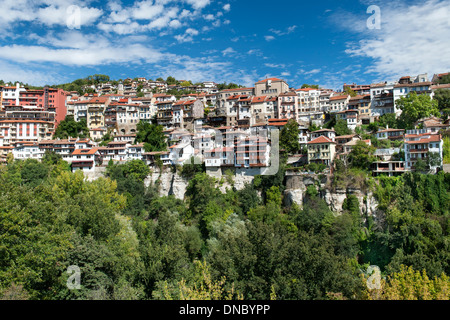 Häuser auf den Hügeln von Veliko Tarnovo in Bulgarien. Stockfoto