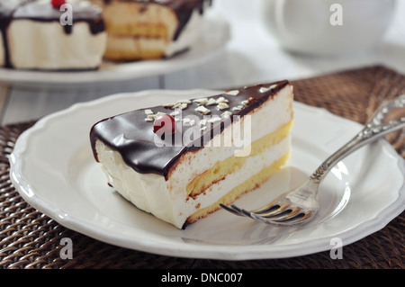 Stück Souffle Kuchen mit Schokoladenglasur auf weißen Teller closeup Stockfoto