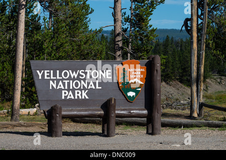 Hölzerne Ortseingangsschild von der National Park Service am Südeingang des Yellowstone Nationalparks errichtet.  Wyoming Stockfoto