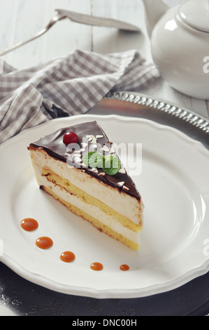 Stück Souffle Kuchen mit Schokoladenglasur auf weißen Teller closeup Stockfoto