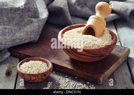 Sesam in Holzschale auf hölzernen Hintergrund Stockfoto