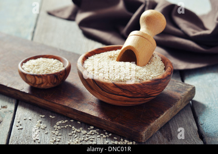 Sesam in Holzschale auf hölzernen Hintergrund Stockfoto