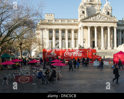 Coca Cola Truck vor Portsmouth Guildhall, Hampshire. England Stockfoto