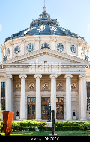 Die rumänische Atheneum, eine Konzerthalle und Wahrzeichen im Zentrum von Bukarest, der Hauptstadt von Rumänien. Es wurde im Jahre 1888 eingeweiht. Stockfoto