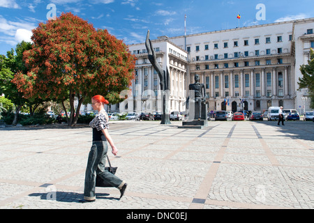 Frau zu Fuß durch Revolutionsplatz in Bukarest, der Hauptstadt von Rumänien. Stockfoto